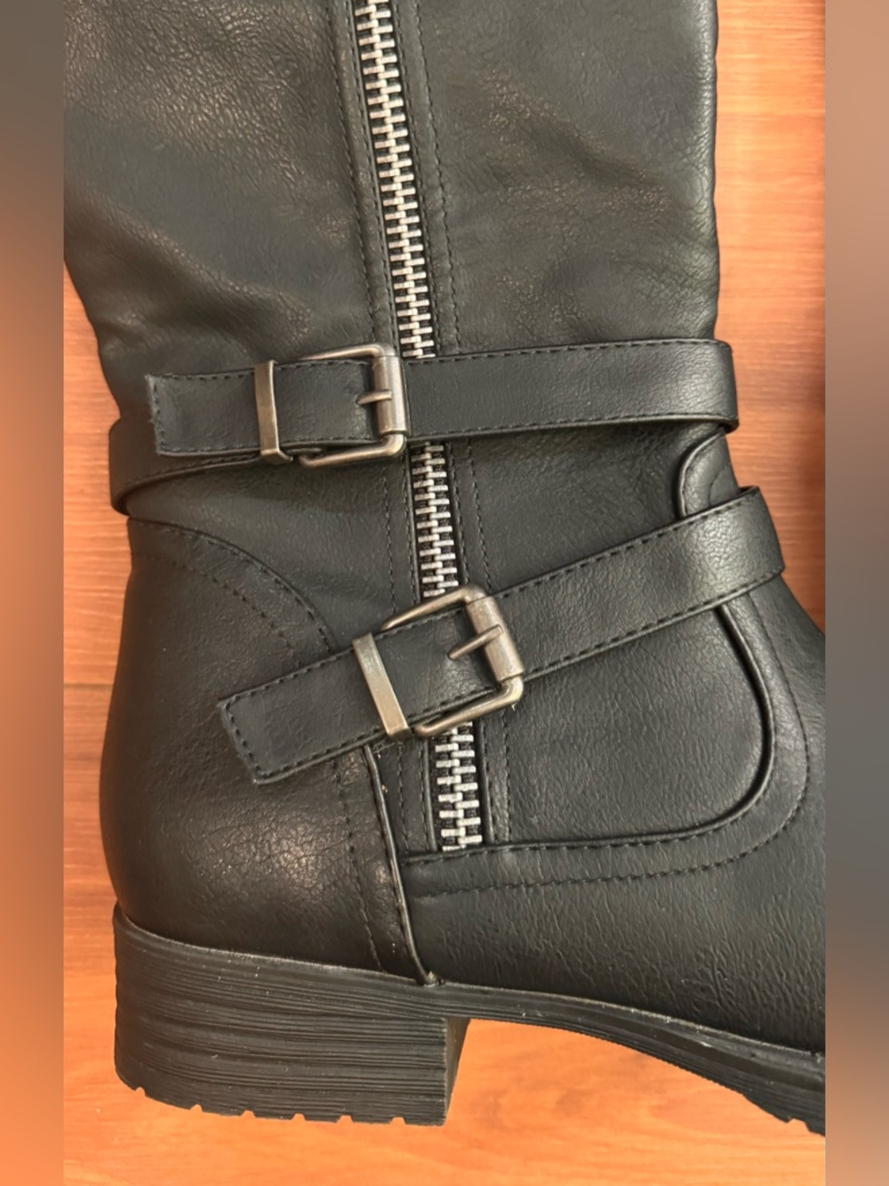 Classic Black Knee-High Women's Boots - Sleek Zipper Detail - Picture 3 of 9